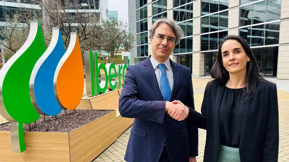 El presidente de Marinas de España, Tomás Azcárate, y la responsable de Smart Cities de Iberdrola, Carmen Lopez, sellan el acuerdo. (Iberdrola)