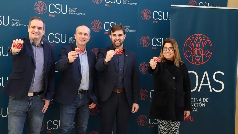 De izquierda a derecha: Marcos Bote, Longinos Marín, Juan José Fernández y Alicia Rubio, en la entrega de carnets solidarios a estudiantes de la UMU. (UMU)