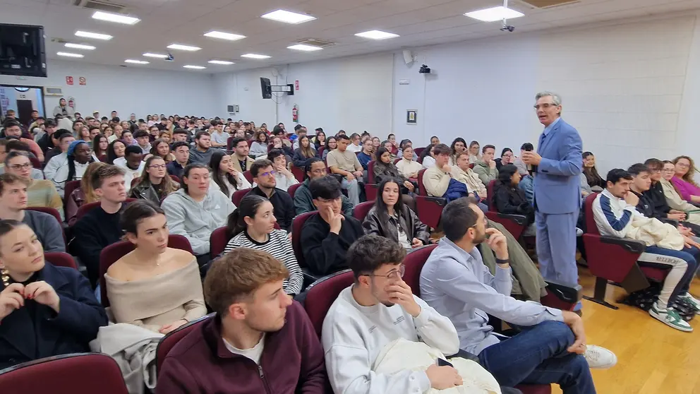 Imagen de la reunión informativa sobre el programa Erasmus en el salón de actos del Campus de Murcia. (UCAM)