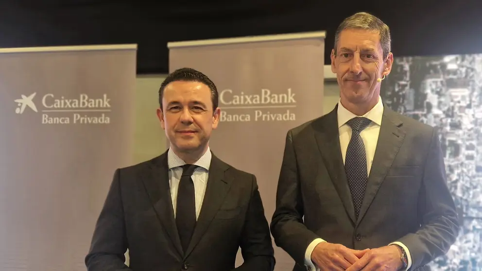 Juan Ruiz, director comercial de Banca Privada de CaixaBank en la Comunidad Valenciana y la Región de Murcia, y César Martínez, de Estrategia de Inversión de CaixaBank. (CaixaBank)