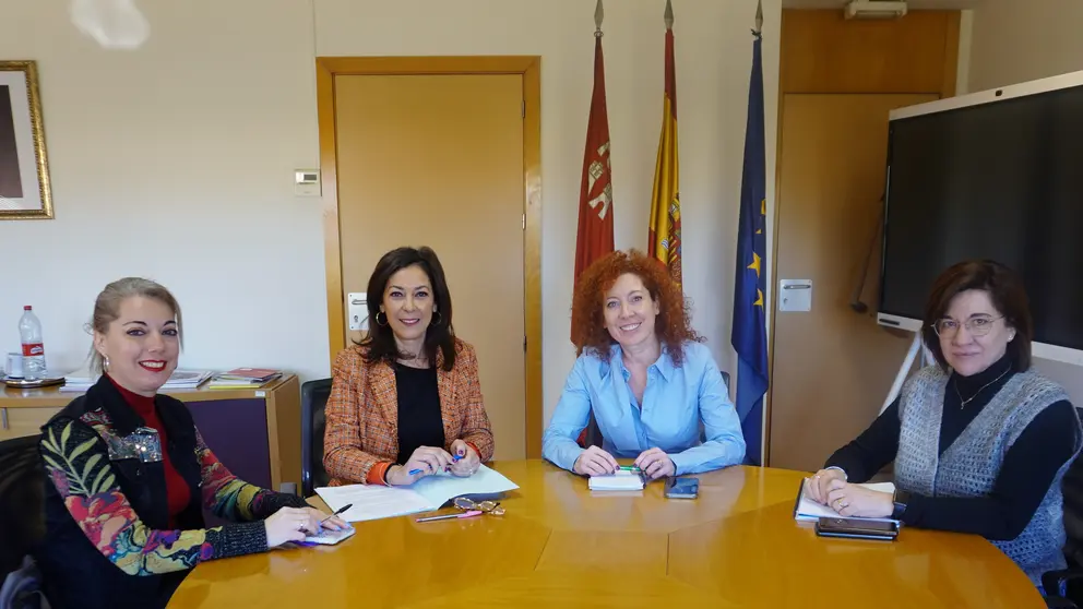 Reunión de la directora del SEF, Pilar Valero, con representantes del Ayuntamiento de Santomera. (CARM)