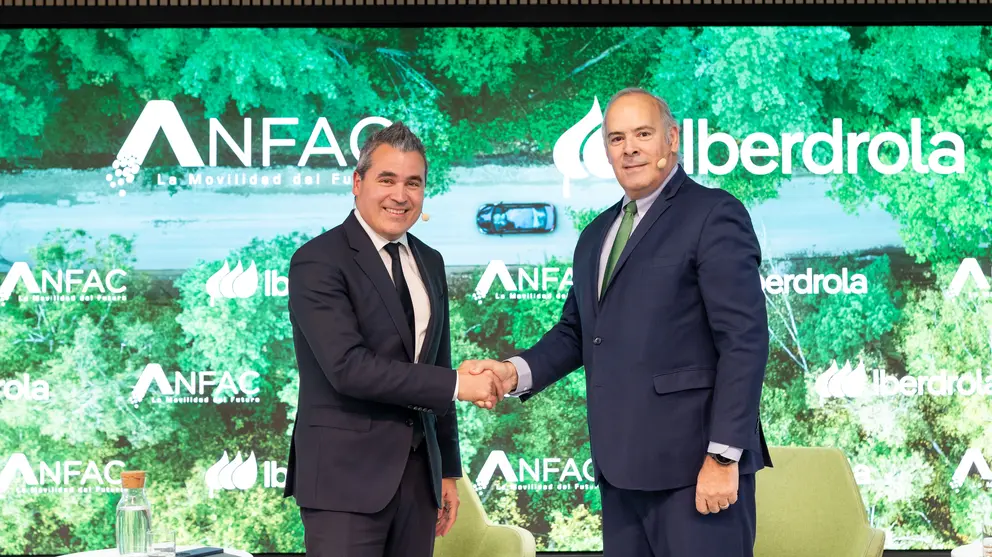 Imagen del presidente de ANFAC, Josep María Recasens, junto a Mario Ruíz-Tagle, CEO de Iberdrola, durante la firma del acuerdo. (Iberdrola)