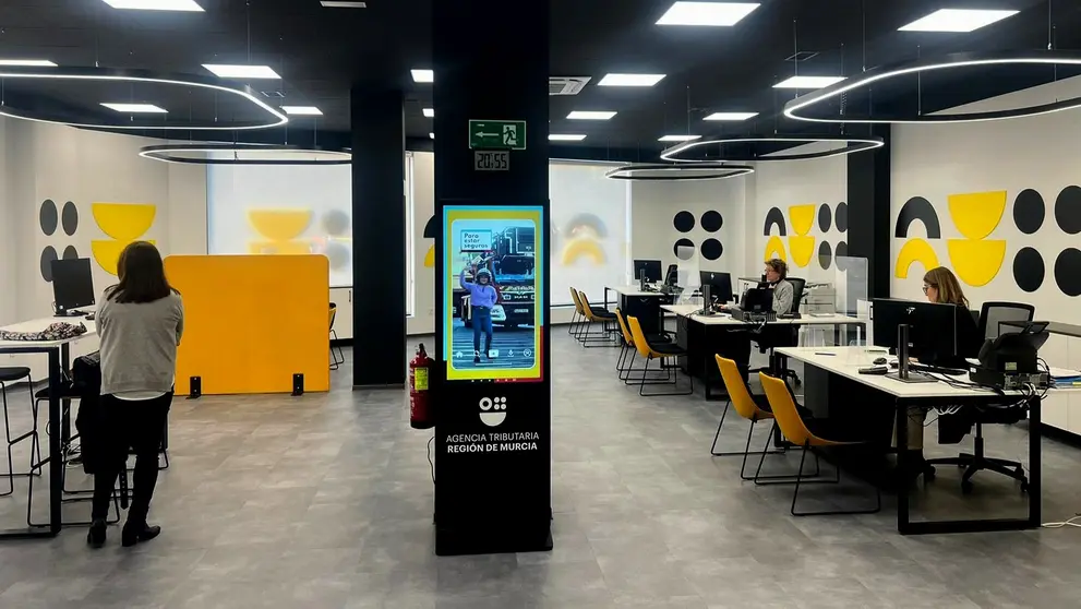 El modelo de las oficinas 'store' apuesta por los espacios abiertos y accesibles y una atención personalizada. (CARM)