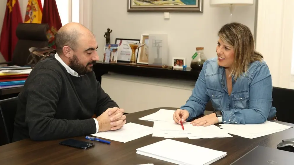 La alcaldesa de Cartagena con el director de la Cátedra de Vivienda de la UPCT. (Ayuntamiento de Cartagena)