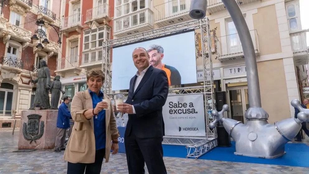 Belén Romero, concejala de Comercio, y Andrés Martínez, gerente de Hidrogea, en una de las colaboraciones. (Ayuntamiento de Cartagena)