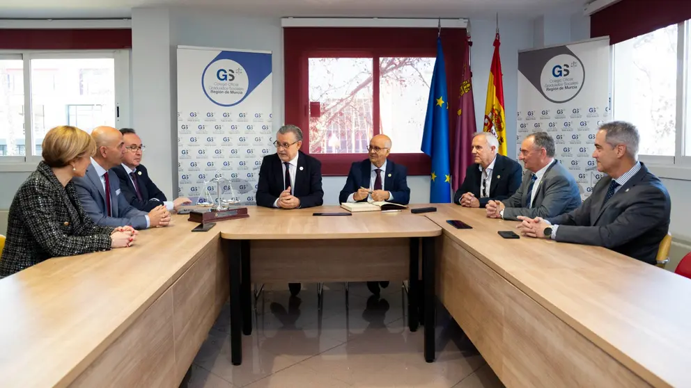 Encuentro entre el Consejo General de Graduados Sociales de España y el Colegio de la Región. (Fidedigno)