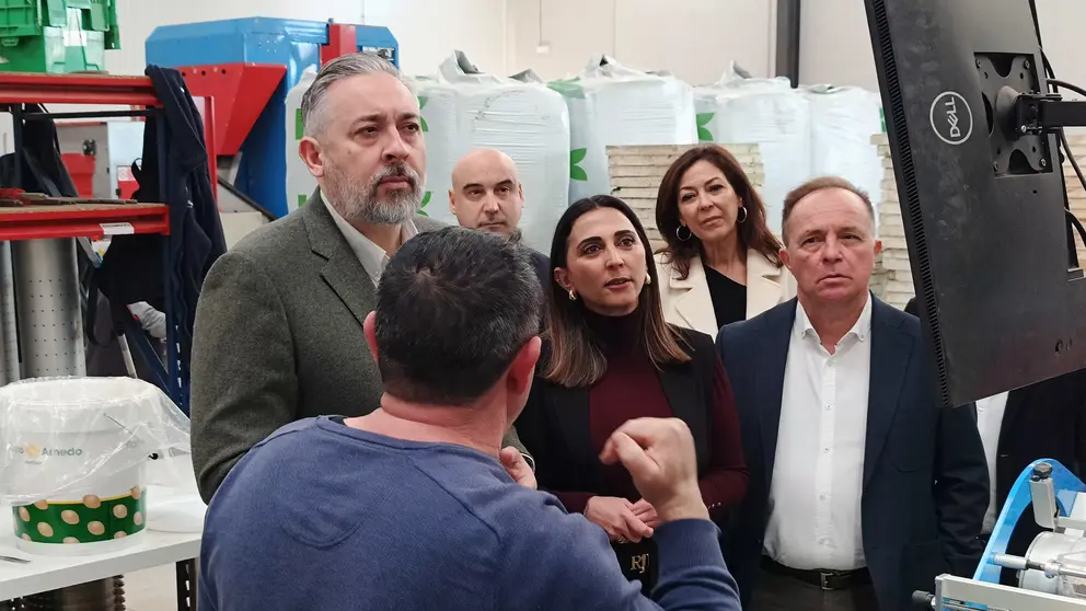 La consejera de Agricultura, Sara Rubira, en la visita a las instalaciones de la empresa Babyplant junto al alcalde de Santomera. (CARM)