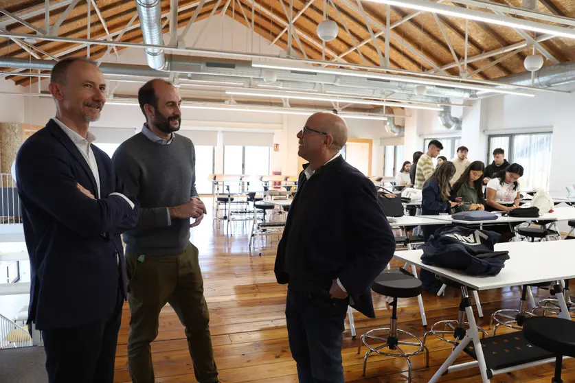 Rector y el director de la Escuela de Arquitectura y Edificación e imagen de ambos, junto al vicerrector de Infraestructuras, Manuel Alcaraz, visitando el edificio en el primer día de clases.