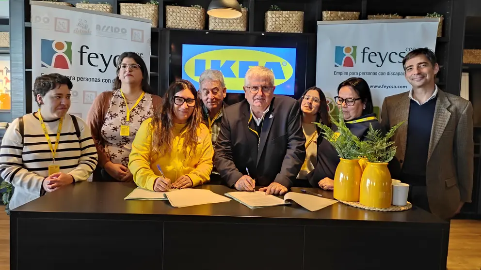 Ikea Murcia y Feycsa firman el acuerdo de colaboración. (Agencia Weekend)