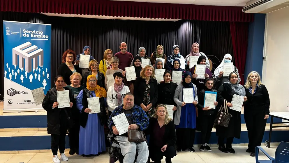 Entrega de diplomas de las acciones formativas. (Ayuntamiento de Murcia)