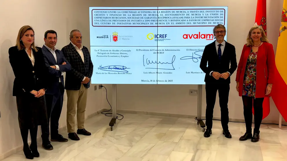 Un momento de la firma del convenio de colaboración entre el Gobierno regional, el ayuntamiento de Murcia y Aválam. (CARM)