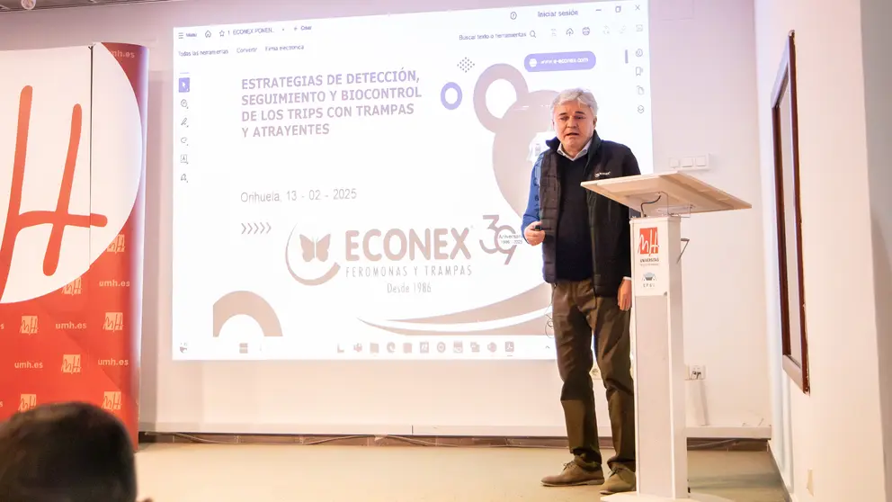 Francisco Martínez, director general de Econex, durante su intervención en las jornadas 'Últimos avances para el control integrado de los nuevos trips invasores en cultivos mediterráneos', en la Universidad de Elche. (Fidedigno)