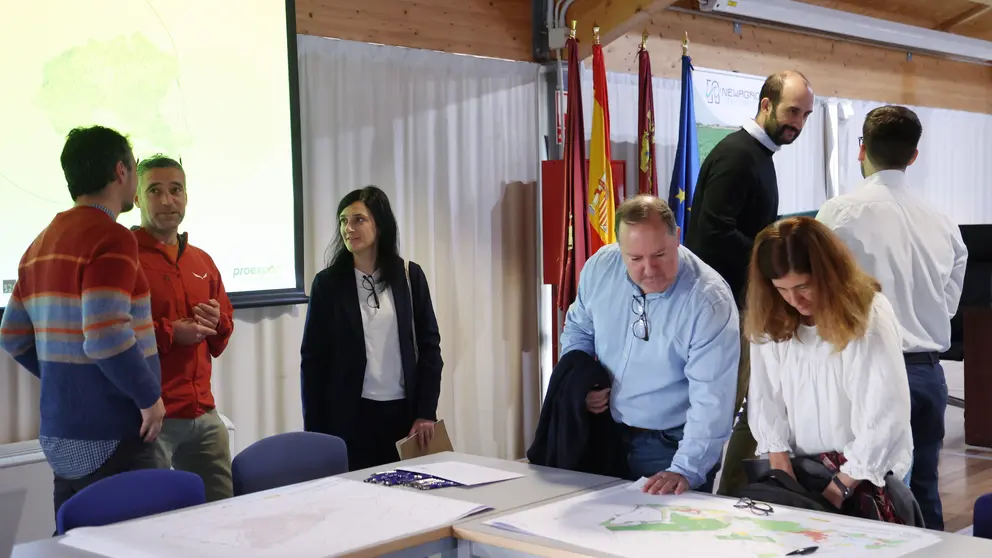 Investigadores del proyecto y ponentes de la jornada observan planos del entorno del Mar Menor. (UPCT)