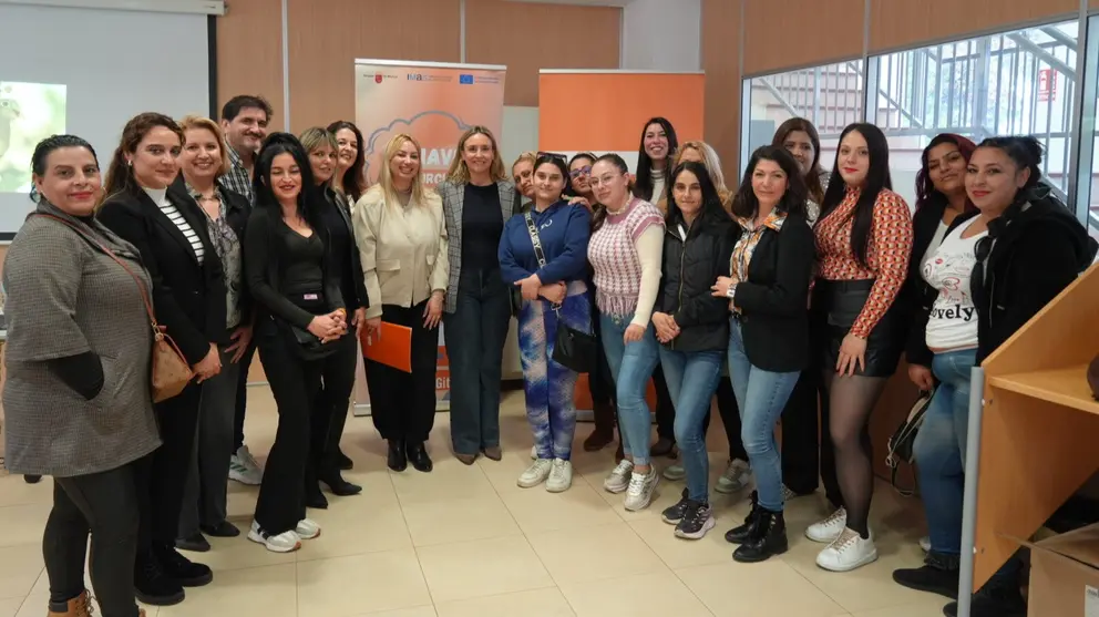 La consejera de Política Social, Conchita Ruiz, visita el taller formativo de comercio para mejorar la empleabilidad de las mujeres de población gitana, dentro del programa ‘Sikhavel Murcia’ que financia la Comunidad. (CARM)