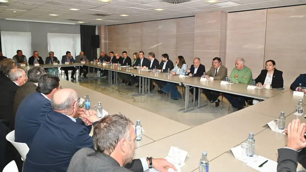 Reunión del líder nacional del PP, Alberto Núñez Feijóo, con el sector agrario regional. (López Miras/Twitter)