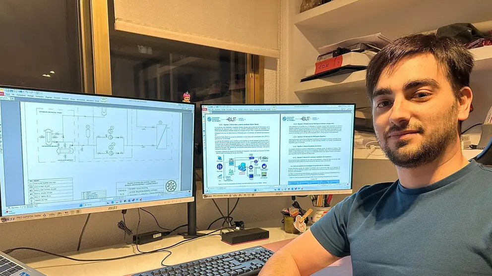 El estudiante de Arquitectura Naval de la Universidad Politécnica de Cartagena Antoni Pellicer Merino, junto a los planos del buque que ha diseñado. (UPCT)