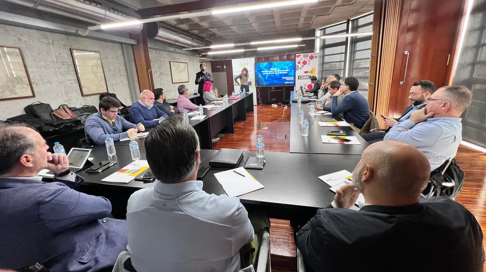 Primera reunión de las empresas participantes en el proyecto ‘Aceleración Comercial Defence-Tech’ en el CEEIC. (CARM)