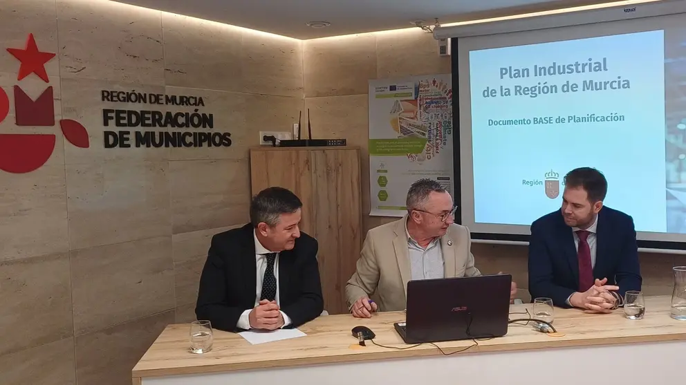 El secretario general de la consejería de Medio Ambiente, Enrique Ujaldón, y el director general de Industria, Federico Miralles, durante el encuentro de trabajo con los miembros de la Federación de Municipios de la Región. (CARM)