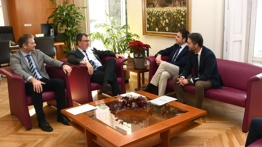 Un momento de la reunión entre el alcalde de Murcia, José Ballesta, el presidente del Consejo General de la Ingeniería Técnica Industrial de España, José Antonio Galdón, el decano del Colegio de la Región, Miguel Ángel Sola, y el secretario, José Ignacio Tomás Espín. (Fidedigno)