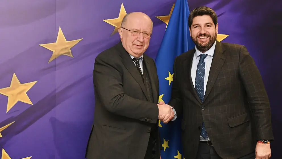 El presidente del Gobierno regional, Fernando López Miras, con el comisario de Defensa y Espacio de la Unión Europea, Andrius Kubilius. (CARM)