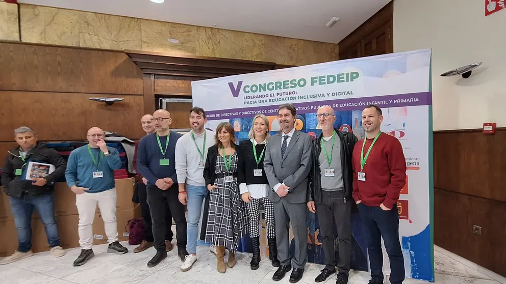 Imagen de familia durante el V Congreso de Directivas y Directivos de Centros Educativos Públicos de Educación Infantil y Primaria. (Delegación del Gobierno en la Región de Murcia)