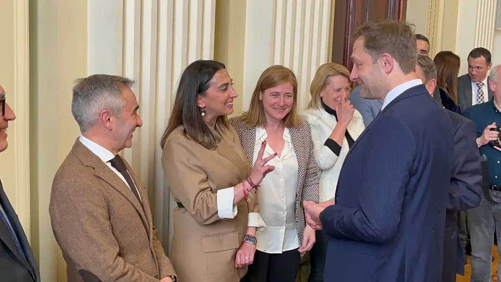 La consejera de Agua, Agricultura, Ganadería y Pesca, Sara Rubira, con el comisario europeo de Agricultura y Alimentación de la Unión Europea, Christophe Hansen, en el encuentro que se ha celebrado en el Ministerio de Agricultura. (CARM)