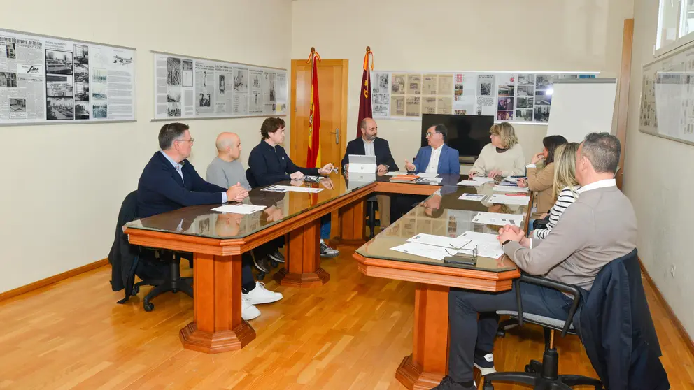 El director del Info, Joaquín Gómez, durante la reunión mantenida hoy con miembros de la asociación Arema. (CARM)