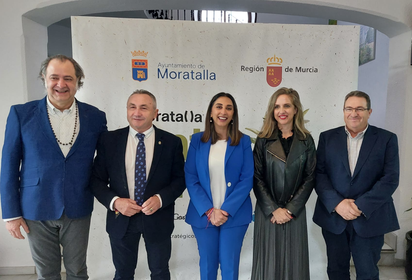 Imagen de la consejera Sara Rubira junto al alcalde de Moratalla, Juan Soria, la directora general de Política Agraria Común, Ana García Anciones, el responsable del área de Innovación Agroalimentaria de Cajamar en Murcia, Jesús López, y el organizador de 'Moratalla Entre Oliveras', Firo Vázquez. (CARM)