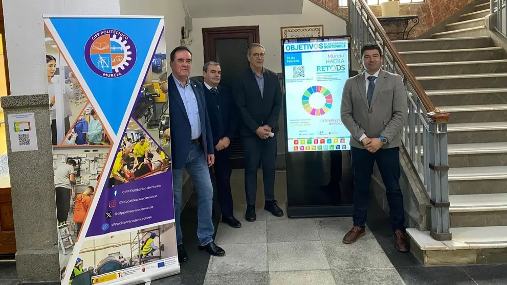 El director general de Formación Profesional, Luis Quiñonero, asiste al certamen Hackathon RetODS, para que alumnos de FP diseñen un proyecto empresarial basado en los ODS, en el CIFP Politécnico de Murcia. (CARM)