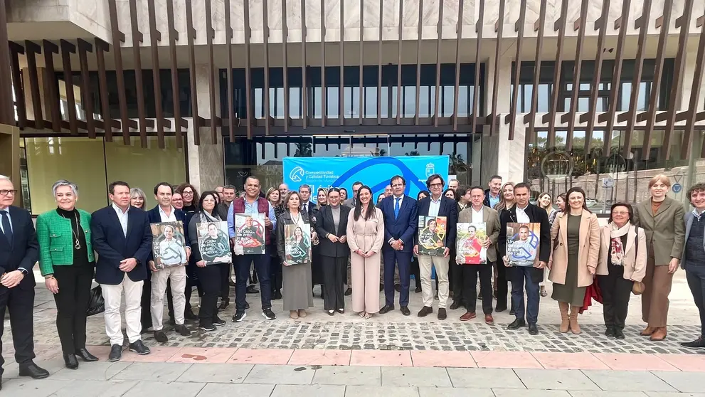 La consejera, con los asistentes a la presentación de la campaña. (CARM)