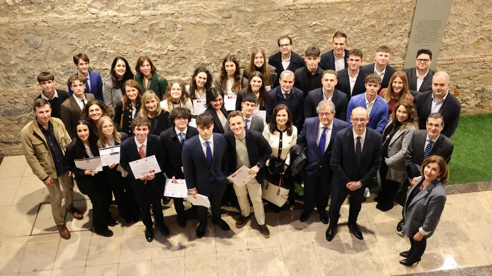 El consejero de Educación y Formación Profesional, Víctor Marín, entrega los premios de los concursos de Educación Financiera del Colegio de Economistas al centro Samaniego (Alcantarilla) y al IES Floridablanca (Murcia). (CARM)