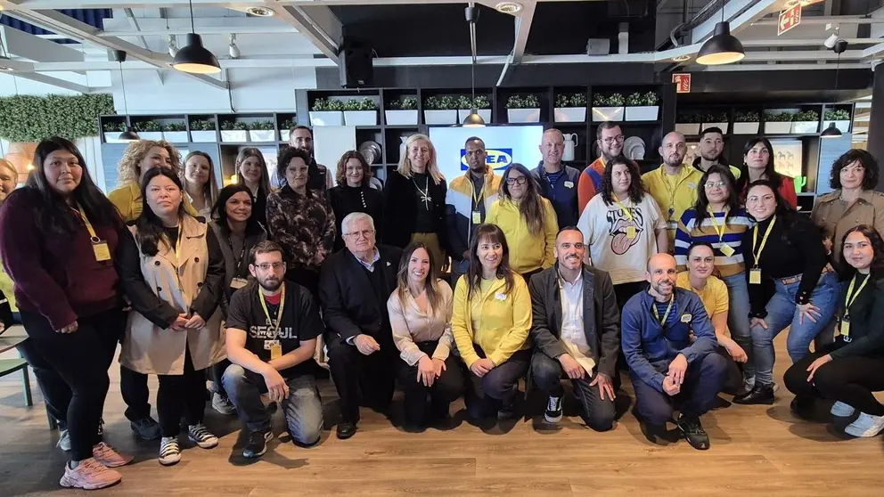 Imagen de familia durante la firma del convenio. (Ayuntamiento de Murcia)