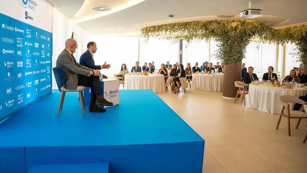 El director de Murcia Diario, Manuel Ponce, y el CEO de Zamora Company, Javier Pijoan, durante un momento del turno de preguntas. (Raúl Alcántara)