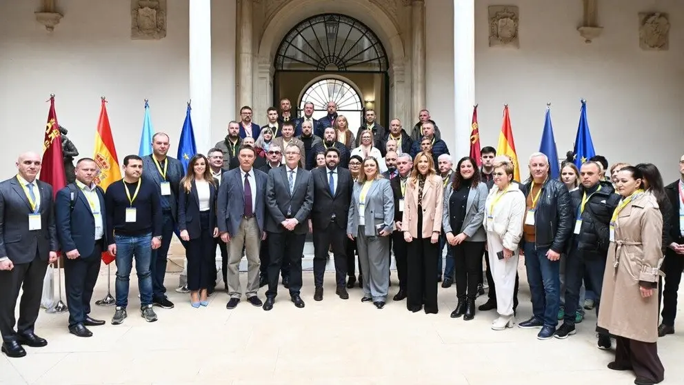 El presidente de la Comunidad, Fernando López Miras, recibió este viernes en San Esteban a una delegación de alcaldes ucranianos que visitan la Región de Murcia para conocer algunas de las empresas vinculadas al programa Caetra que pueden ayudar a la reconstrucción de su país. (CARM)