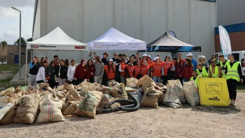 Foto de familia tras la recogida. (UMU)