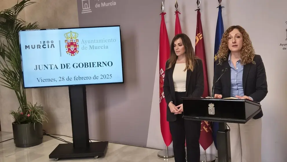 La concejal de Mujer, Políticas de Conciliación, Mayores y Discapacidad, Ascensión Carreño, presenta a las galardonadas en los Premios 8 de Marzo Murcia. (Ayuntamiento de Murcia)