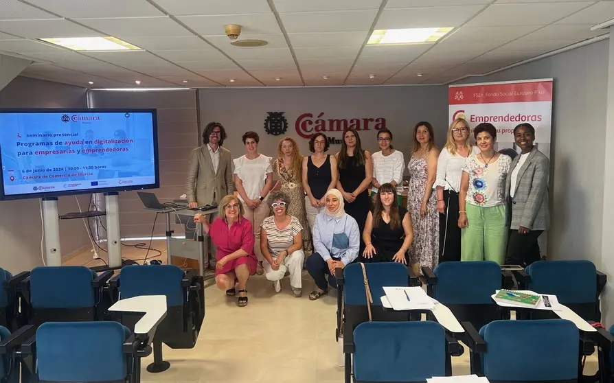 La Cámara de Comercio de Murcia desarrolla el Programa Emprendedoras en colaboración con la Cámara de Comercio de España para potenciar el emprendimiento femenino, una iniciativa que cuenta con el apoyo financiero del Fondo Social Europeo + y el Instituto de las Mujeres del Ministerio de Igualdad. (Cámara de Comercio de Murcia).