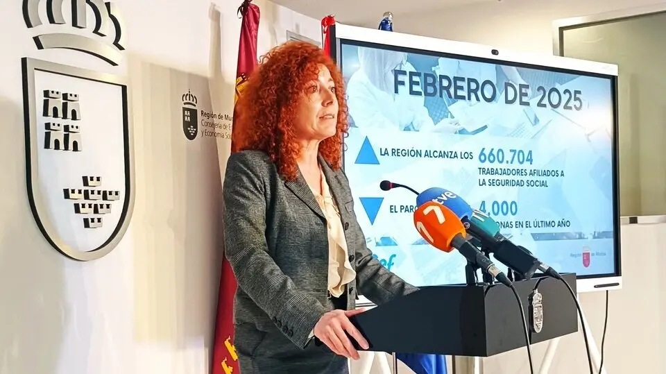 La directora general del SEF, Pilar Valero, ofrece los datos de paro relativos al mes de febrero. (CARM)