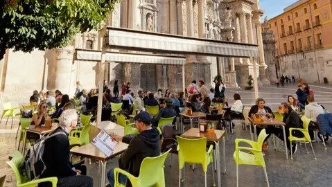 Turistas en la plaza de Belluga. (CARM)