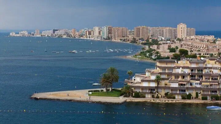 Vista de La Manga, lugar de mayor concentración turística. (CARM)