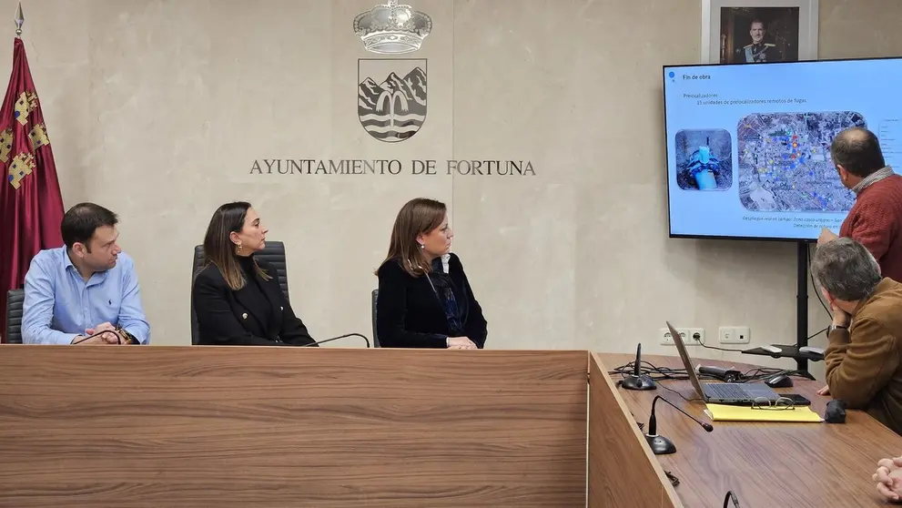 La consejera de Agua, Sara Rubira, junto a la alcaldesa de Fortuna, Catalina Herrero, observa el nuevo sistema de teledetección de fugas de agua. (CARM)