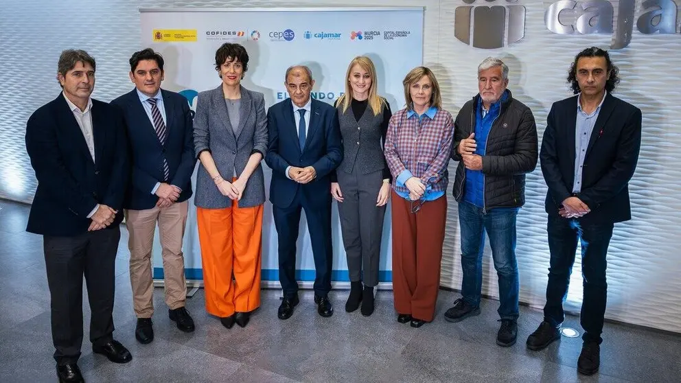 Imagen de familia durante el acto inaugural del Fondo de Impacto Social (FIS) en Murcia. (Ministerio de Inclusión/Twitter)