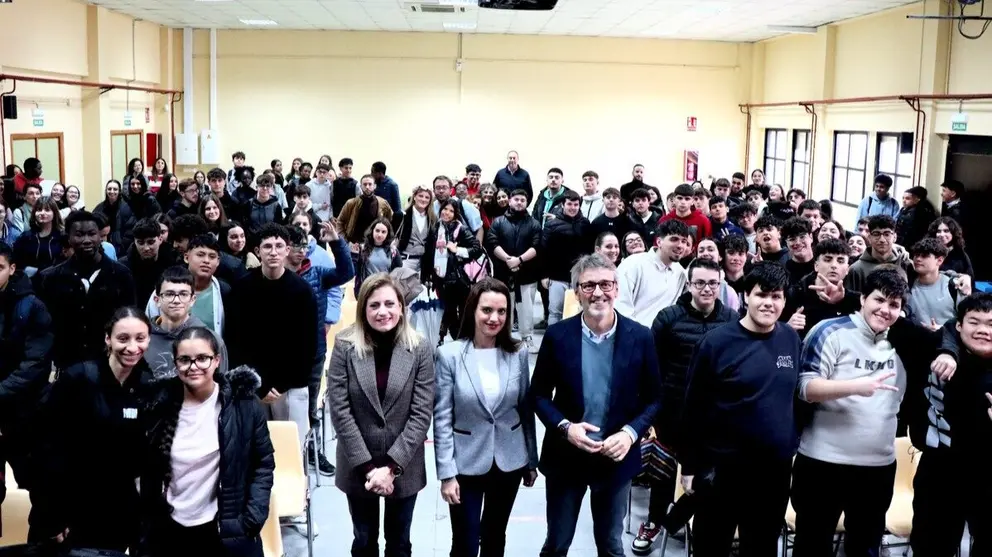 El consejero de Economía, Hacienda, Fondos Europeos y Transformación Digital, Luis Alberto Marín, mantuvo hoy una charla con alumnos de ESO y Bachillerato del IES Mariano Baquero. (CARM)