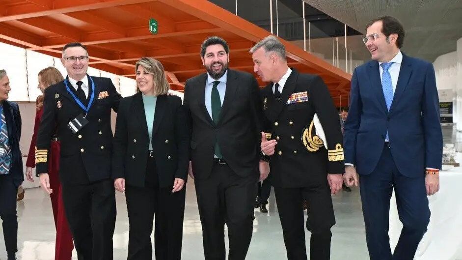 El presidente de la Comunidad, Fernando López Miras, inaugura en Cartagena el Congreso Industria Naval de Defensa Europea, junto con la alcaldesa Noelia Arroyo. (CARM)