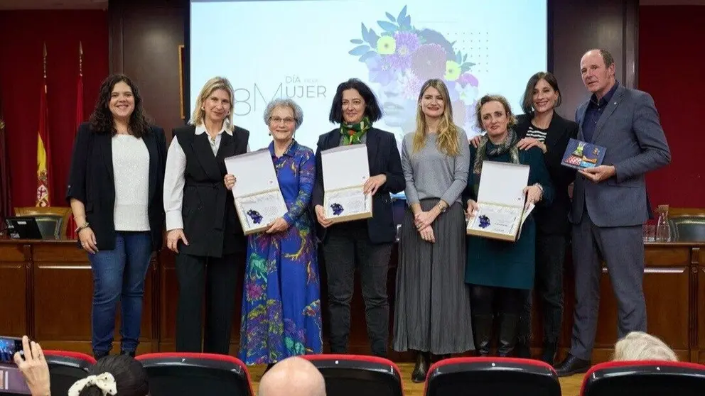 Imagen de familia con las premiadas. (Icamur)