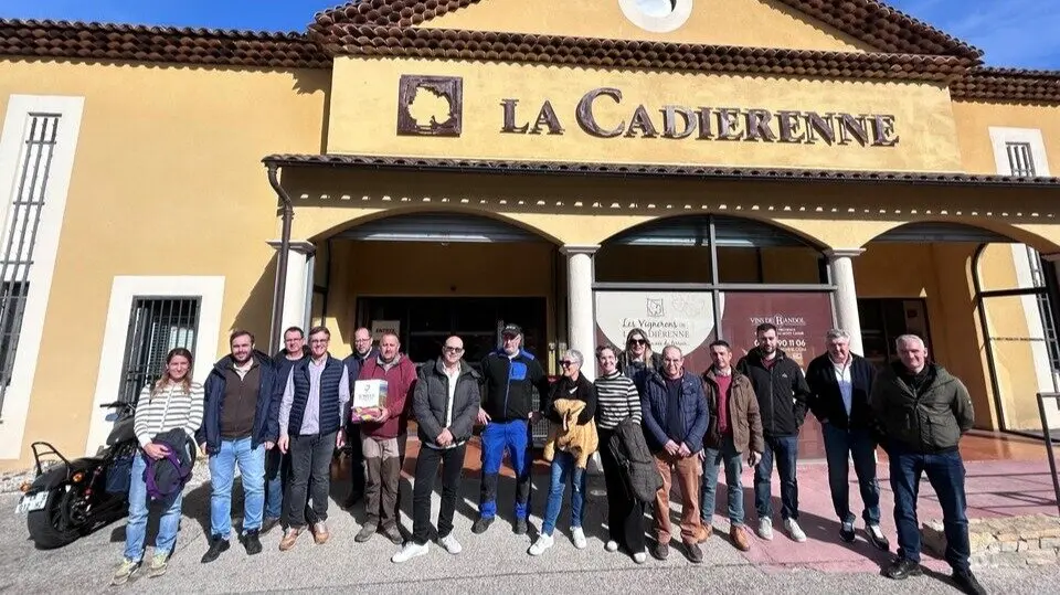 Foto de familia con representantes de las bodegas. (DOP Jumilla)