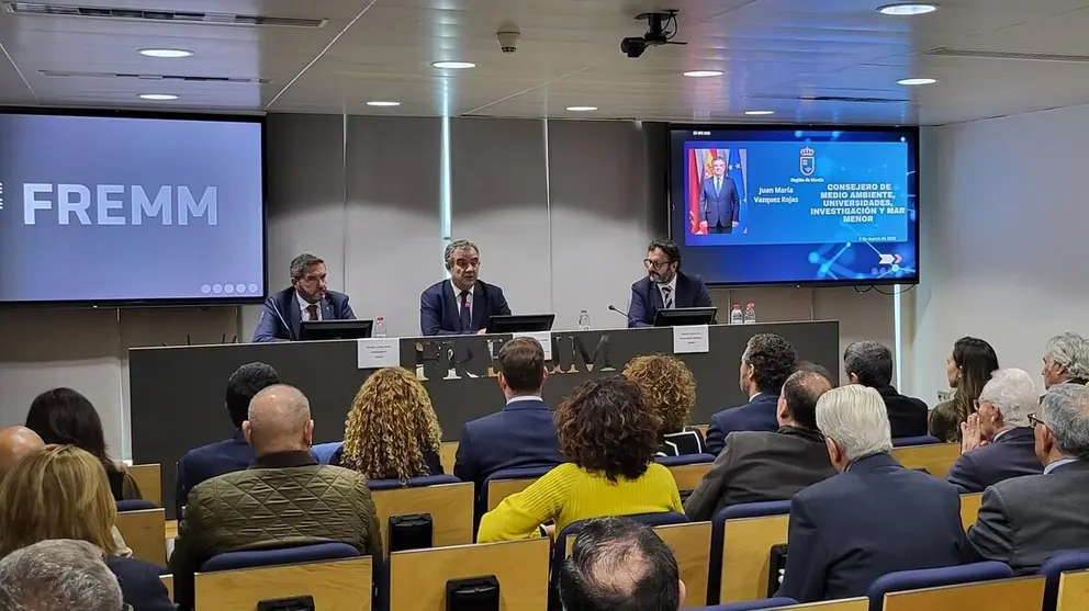 El consejero de Medio Ambiente, Universidades, Investigación y Mar Menor, Juan María Vázquez, interviene en la reunión de la Junta de Gobierno de la Confederación Regional de Organizaciones Empresariales de Murcia, presidida por Miguel López Abad, para presentar el documento base del Plan Industrial de la Región de Murcia. (CARM)