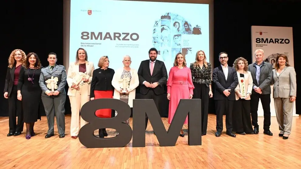 El jefe del Ejecutivo autonómico, Fernando López Miras, con los galardonados en los Premios 8 de marzo de la Comunidad, con motivo del Día Internacional de la Mujer. (CARM)