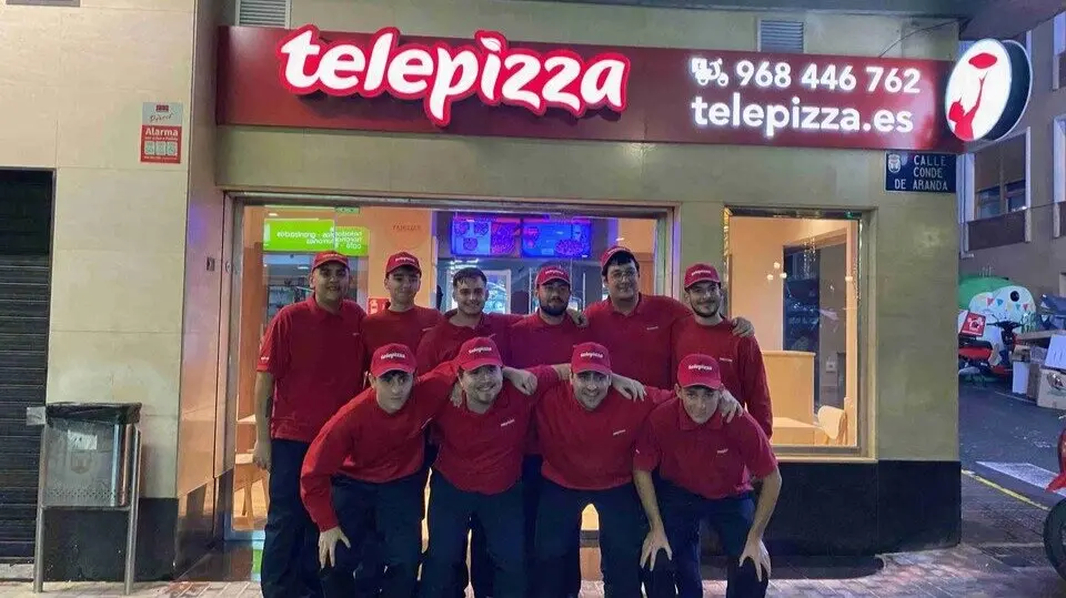 Equipo del restaurante de Telepizza en Águilas. (Telepizza)