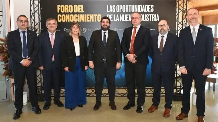 Imagen de familia en la inauguración del 'Foro del Conocimiento: las oportunidades de la nueva industria', organizado por el Gobierno regional en colaboración con el Círculo de Economía de la Región. (CARM)